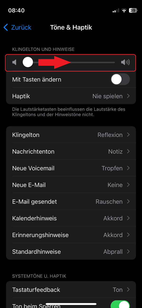 Screenshot von iPhone-Einstellungen in „Töne & Haptik“ mit roter Markierung der Schiebereglers für die Lautstärke-Einstellung und einem roten Pfeil