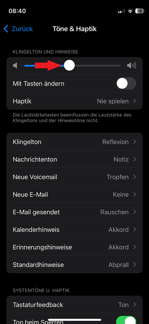 Screenshot von iPhone-Einstellungen in „Töne & Haptik“ mit rotem Pfeil beim Schieberegler für die Lautstärke-Einstellung
