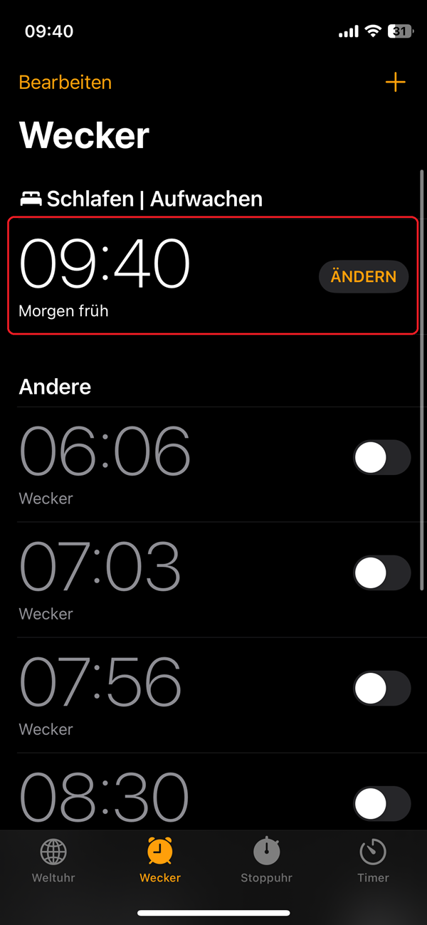 Screenshot von iPhone-App „Uhr“ mit roter Markierung bei dem eingestellten Wecker unter „Schlafen|Aufwachen“
