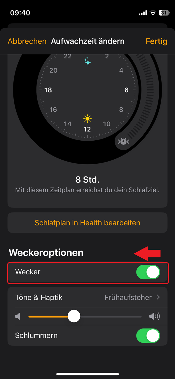 Screenshot von iPhone-Einstellungen für „Aufwachzeit ändern“ mit roter Markierung bei der Auswahl „Wecker“ und einem roten Pfeil über dem aktivierten Schieberegler