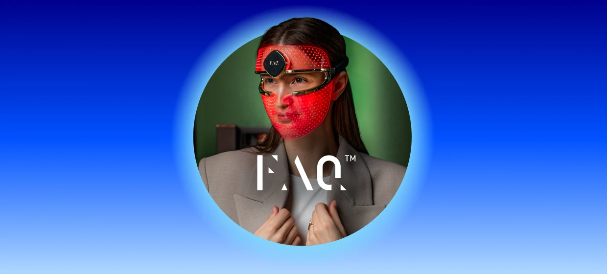  Eine Frau mit langen braunen Haaren, beigem Sakko und weißem T-Shirt trägt eine FAQ™ 202 LED Gesichtsmaske von FOREO, die rot leuchtet. Die Augenpartie ist ausgespart. Der Bildhintergrund ist dunkelgrün. 