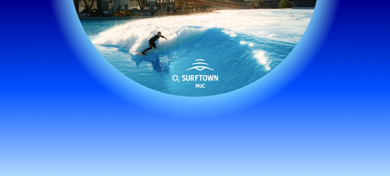  Surfer reitet bei strahlendem Sonnenschein eine künstliche Welle, im Wasser ist das Logo von O2 Surftown MUC zu sehen 