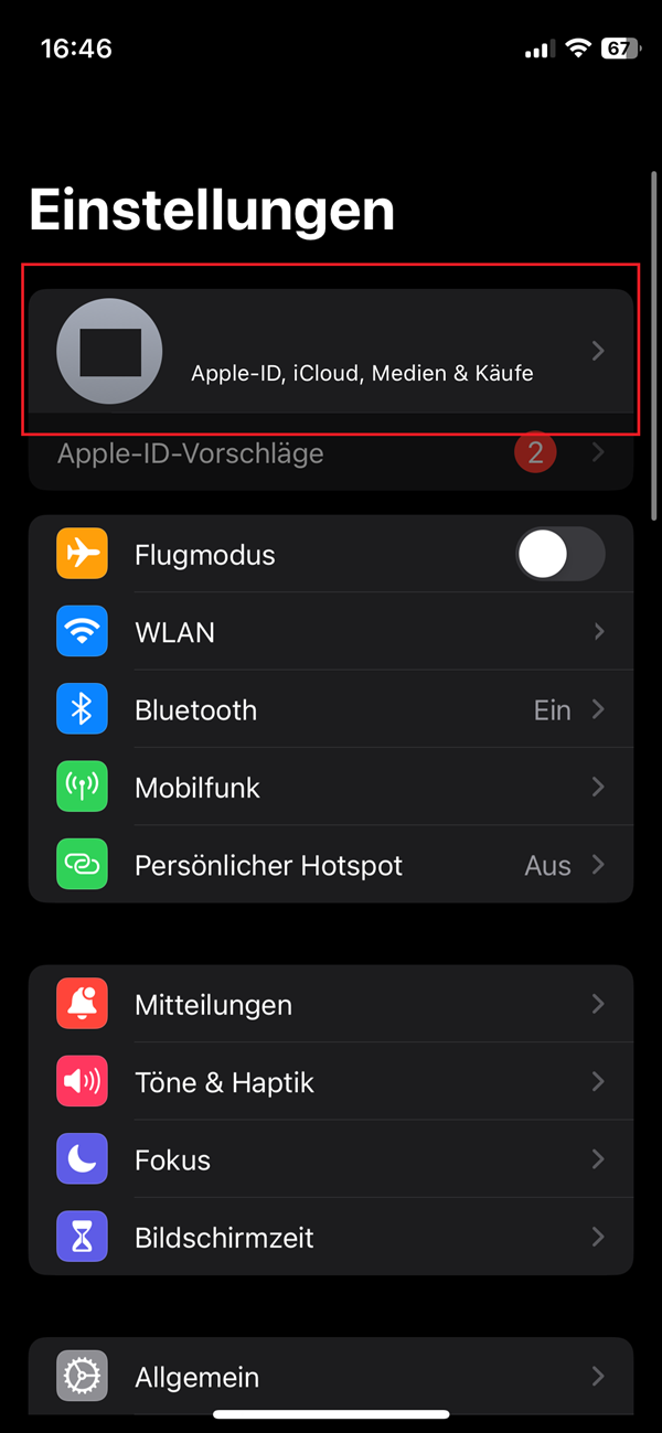 Screenshot von iPhone-Einstellungen mit roter Markierung der Apple-ID