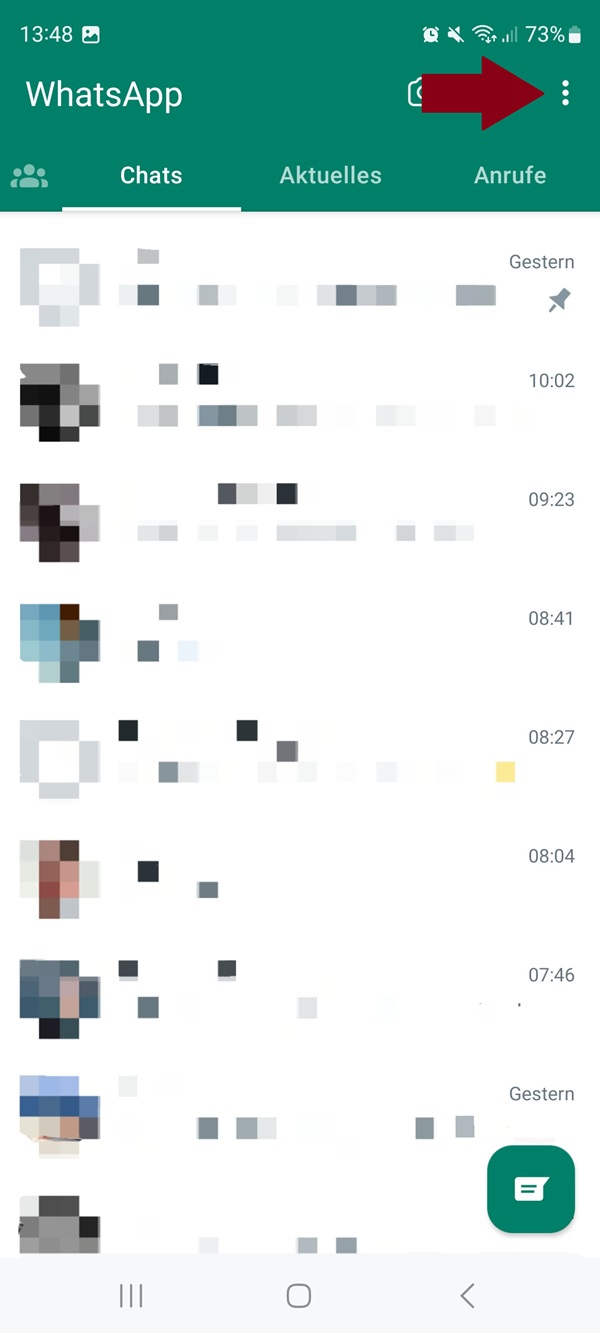 Screenshot von WhatsApp auf Android mit rotem Pfeil, der auf drei Punkte in der Ecke oben rechts zeigt