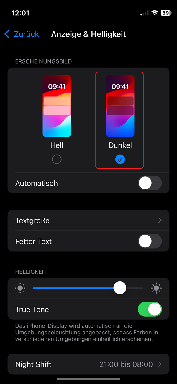 Screenshot von Anzeige-Einstellungen im iPhone mit roter Markierung der Auswahl „Dunkel“