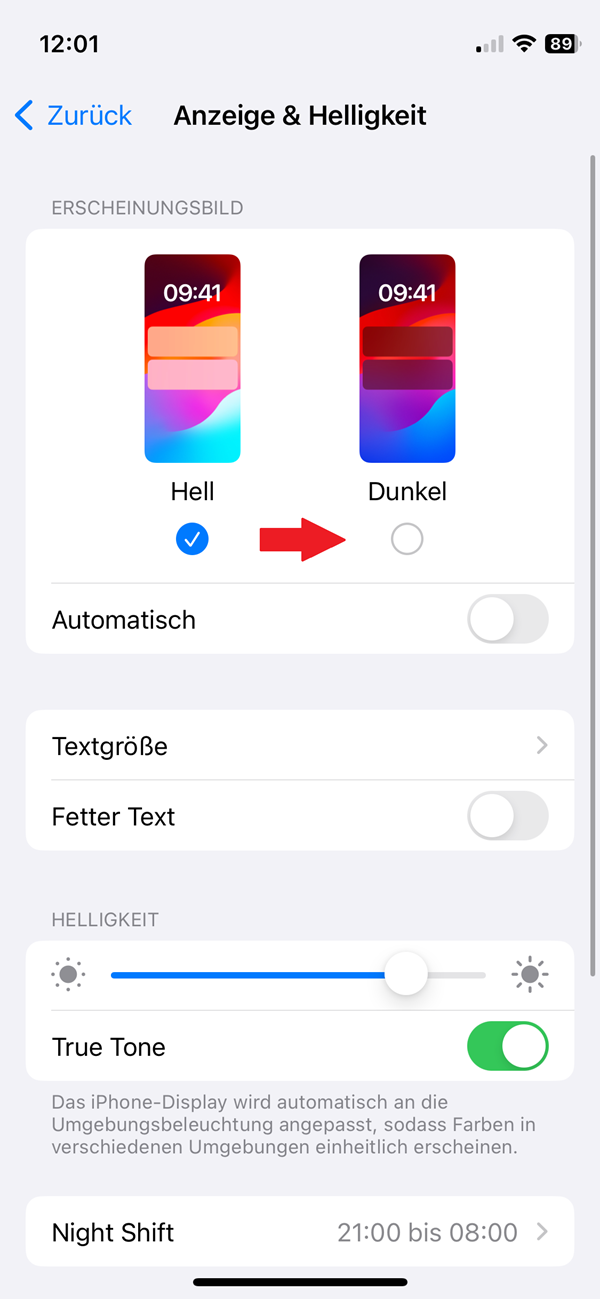 : Screenshot von Anzeige-Einstellungen im iPhone mit rotem Pfeil, der auf die Auswahl „Dunkel“ zeigt