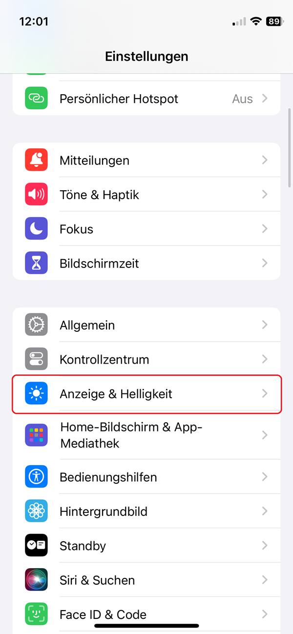 Screenshot von iPhone-Einstellungen mit roter Markierung bei „Anzeige & Helligkeit“