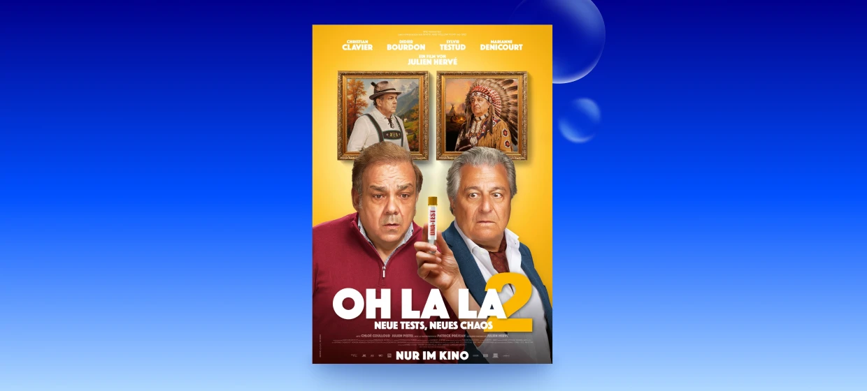  Filmplakat zu Oh la la 2 – Neue Tests, neues Chaos. Im Vordergrund stehen zwei ernst und überrascht blickende Männer, von denen einer einen DNA-Teststreifen hochhält. Hinter ihnen sind vor gelbem Hintergrund zwei Porträts von Personen in historischen Kostümen zu sehen. Unten stehen der Filmtitel und der Hinweis Nur im Kino. 