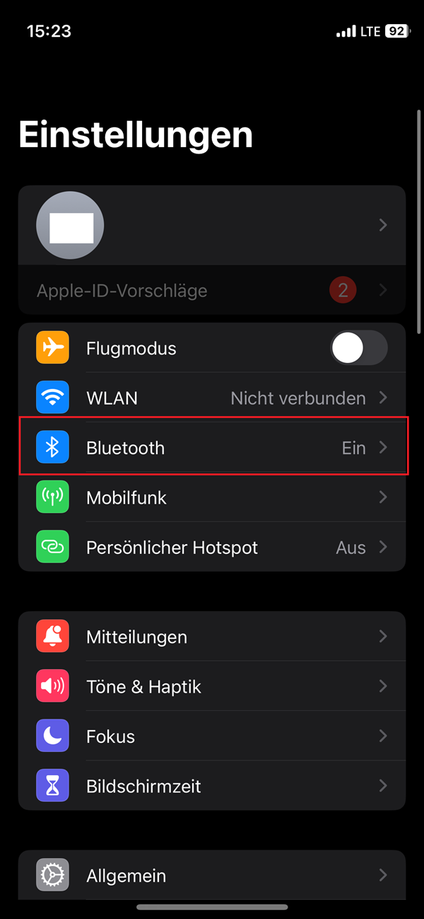 Screenshot von iPhone-Einstellungen mit roter Markierung bei Bluetooth