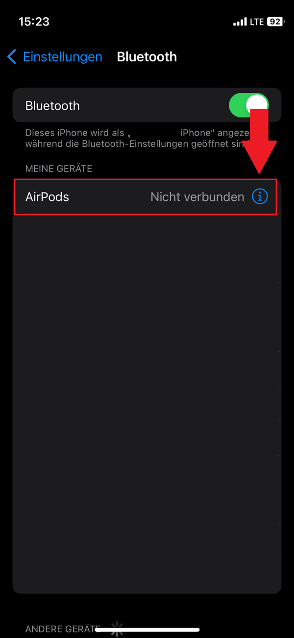 Screenshot von Bluetooth-Einstellungen im iPhone mit roter Markierung bei AirPods und einem roten Pfeil, der auf das Infosymbol neben den AirPods zeigt