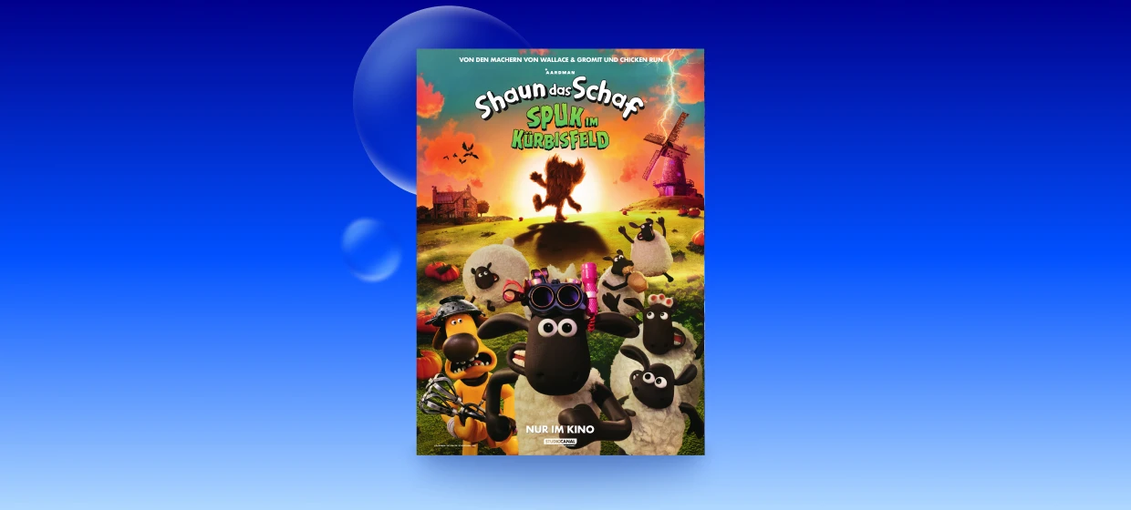 Filmplakat zu „Shaun das Schaf – Spuk im Kürbisfeld“ mit Shaun und weiteren Schafen im Vordergrund. Im Hintergrund ist eine herbstliche Landschaft mit Kürbissen, einer Windmühle und einer großen, zotteligen Gestalt im Sonnenuntergang zu sehen. 