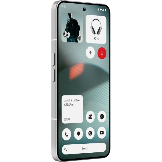 Technik Highlight Weißes Smartphone Nothing Phone (3) von der Seite mit Bildschirm und großen Symbolen und Infos wie Uhrzeit und Musik.