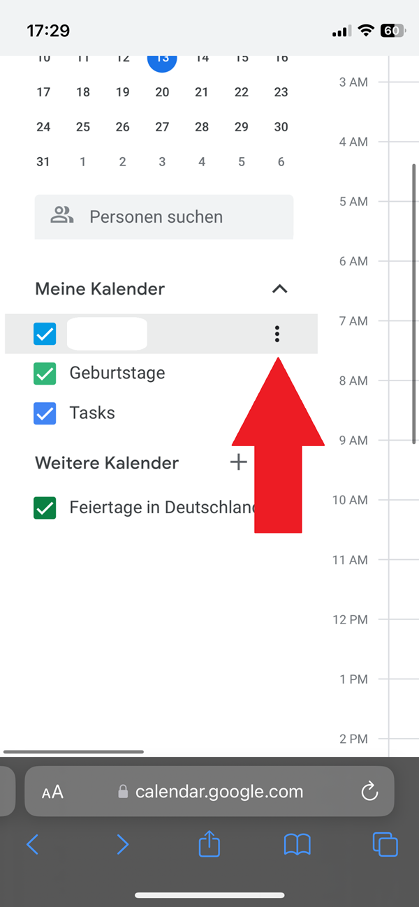 Screenshot von Google-Kalender mit rotem Pfeil, der auf drei Punkte neben einem Kalender zeigt