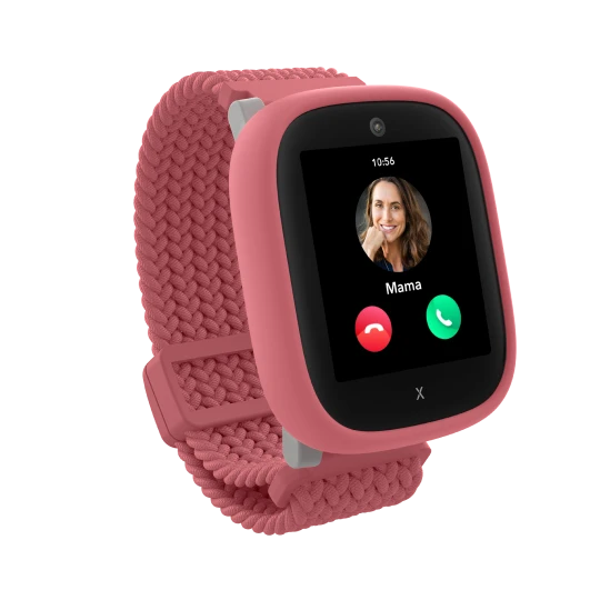  Pinke Kinder-Smartwatch zeigt einen eingehenden Anruf von Mama. 