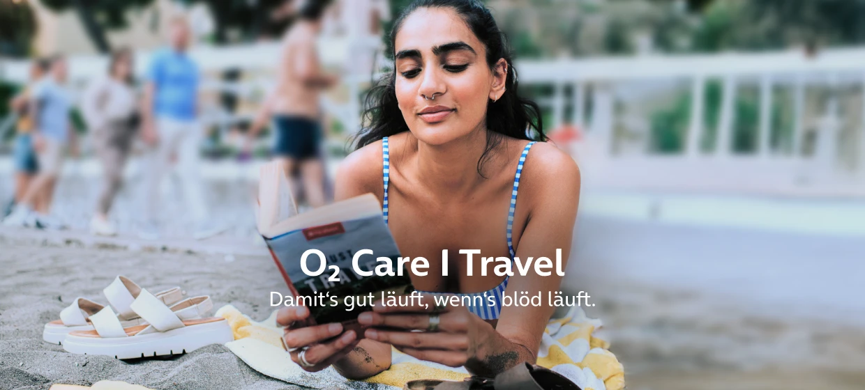  Eine Frau liest ein entspannt ein Buch am Strand. 