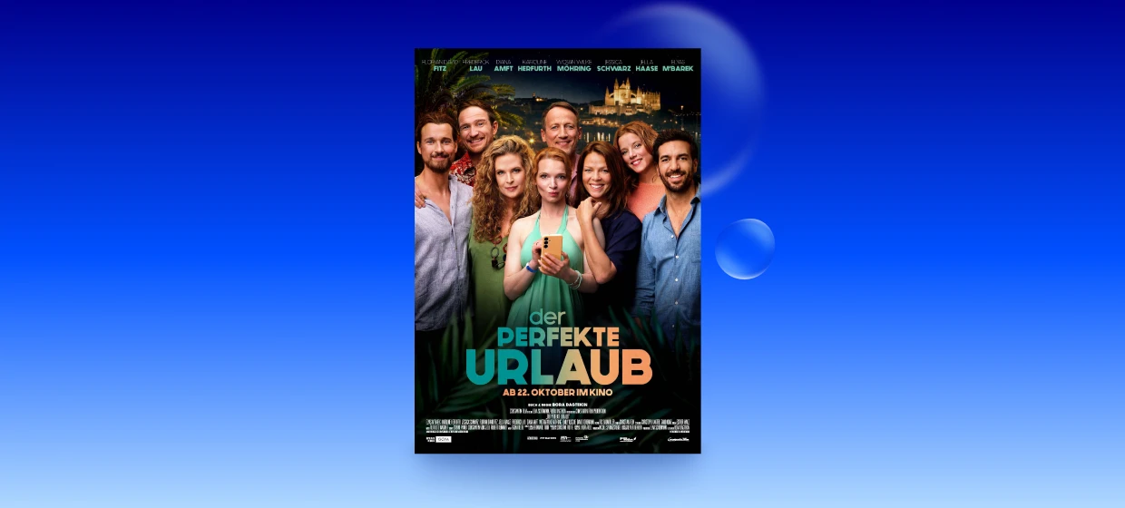  Filmplakat zu „Der perfekte Urlaub“: Sieben Personen stehen nebeneinander im Vordergrund, die mittlere Person hält ein Smartphone in der Hand. Im Hintergrund ist eine beleuchtete Stadt auf einem Hügel zu sehen. Der Filmtitel „DER PERFEKTE URLAUB“ erscheint groß im unteren Bereich. Darunter steht: „Ab 22. Oktober im Kino“. 