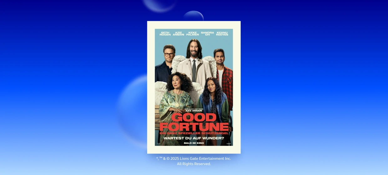  Filmplakat des Films GOOD FORTUNE - EIN GANZ SPEZIELLER SCHUTZENGEL. Darauf sind fünf Personen, die jeweils entweder stehen oder auf einer Bank sitzen. Zwei der fünf Personen tragen Engelsflügel. Ganz unten auf dem Filmplakat ist zu lesen: BALD IM KINO 