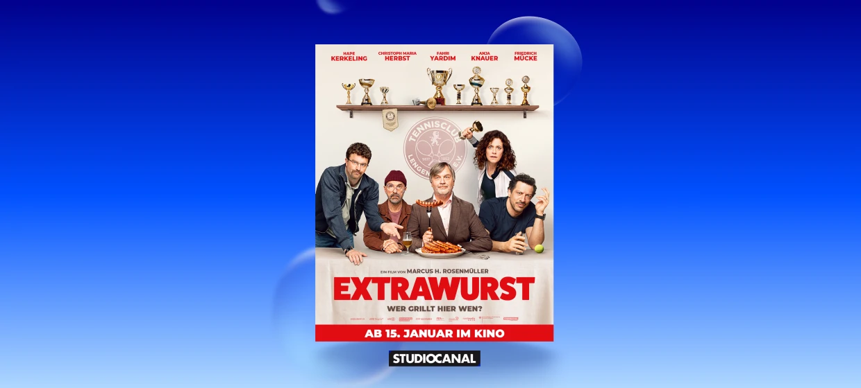  Filmplakat des Films EXTRAWURST. Drei Männer sitzen an einem Tisch, ein Mann steht. Einer der Männer hält eine Grillwurst an einer Gabel. Unten in der Mitte des Filmplakats der Schriftzug EIN FILM VON MARCUS H. ROSENMÜLLER EXTRAWURST WER GRILLT HIER WEN? AB 15. JANUAR IM KINO 