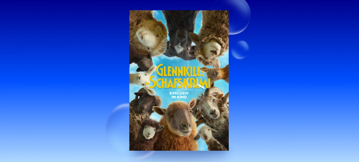  Filmplakat des Films GLENNKILL: EIN SCHAFSKRIMI. Auf dem Plakat sind insgesamt elf Schafe in unterschiedlichen Fellfarben zu sehen, die aus verschiedenen Richtungen in die Mitte blicken. Im Hintergrund ein blauer Himmel. Mittig der Filmtitel GLENNKILL: EIN SCHAFSKRIMI, wobei auf den Buchstaben R und I ein Lupensymbol gezeigt wird. Darunter der Schriftzug Exklusiv im Kino. 
