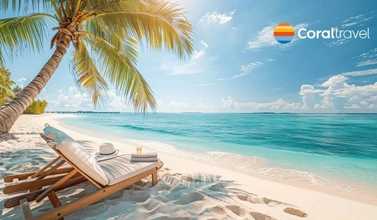  Strand mit Palme und Liegestuhl am türkisfarbenen Meer, Logo von Coral Travel im Vordergrund 