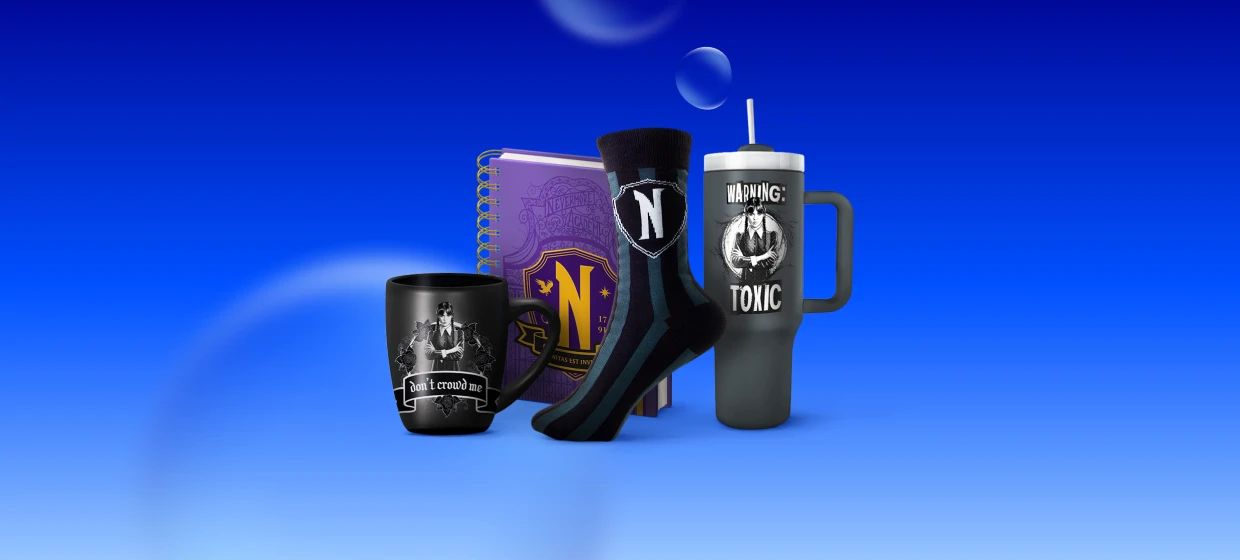  Wednesday-Fan-Paket mit lilanem Notizbuch mit goldenem Wappen, schwarzer Trinkbecher mit Wednesday-Bild, schwarze Tasse mit Aufschrift und ein Paar schwarze Socken mit weißem N. 
