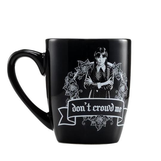 Schwarze Kaffeetasse mit weißem Aufdruck, einem Bild von Wednesday