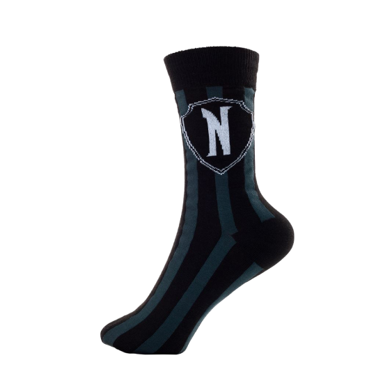 Ein Paar schwarze Socken mit weißem N – im Stil der Serie Wednesday