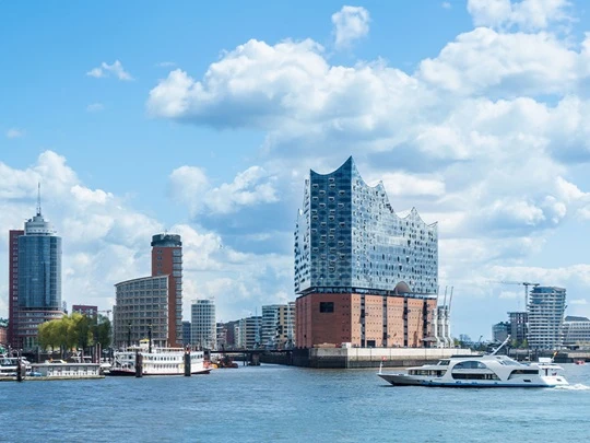Vorteil Netto Reisen Hamburger Hafen mit Booten im Vordergrund - im Hintergrund die Skyline von Hamburg