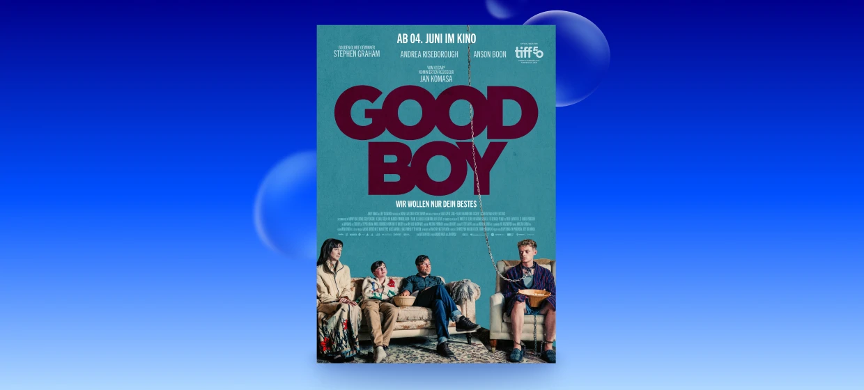  Filmplakat des Films GOOD BOY. Auf blauem Hintergrund steht groß der Filmtitel. Darunter sitzt eine dreiköpfige Familie auf einem Sofa und blickt zu einem jungen Mann im Bademantel, der gefesselt in einem Sessel sitzt und eine Schüssel hält. Oben sind Kinostart und Mitwirkende genannt, unter dem Titel steht der Slogan Wir wollen nur dein Bestes. 