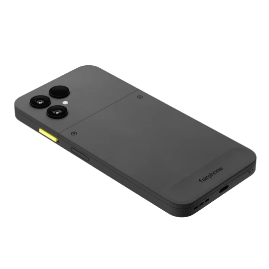 Gewinnspiel Technik Highlight Juli 4. Rückansicht eines liegenden Fairphone (Gen. 6) in der Farbe Schwarz. Unten ist der Schriftzug fairphone zu lesen.