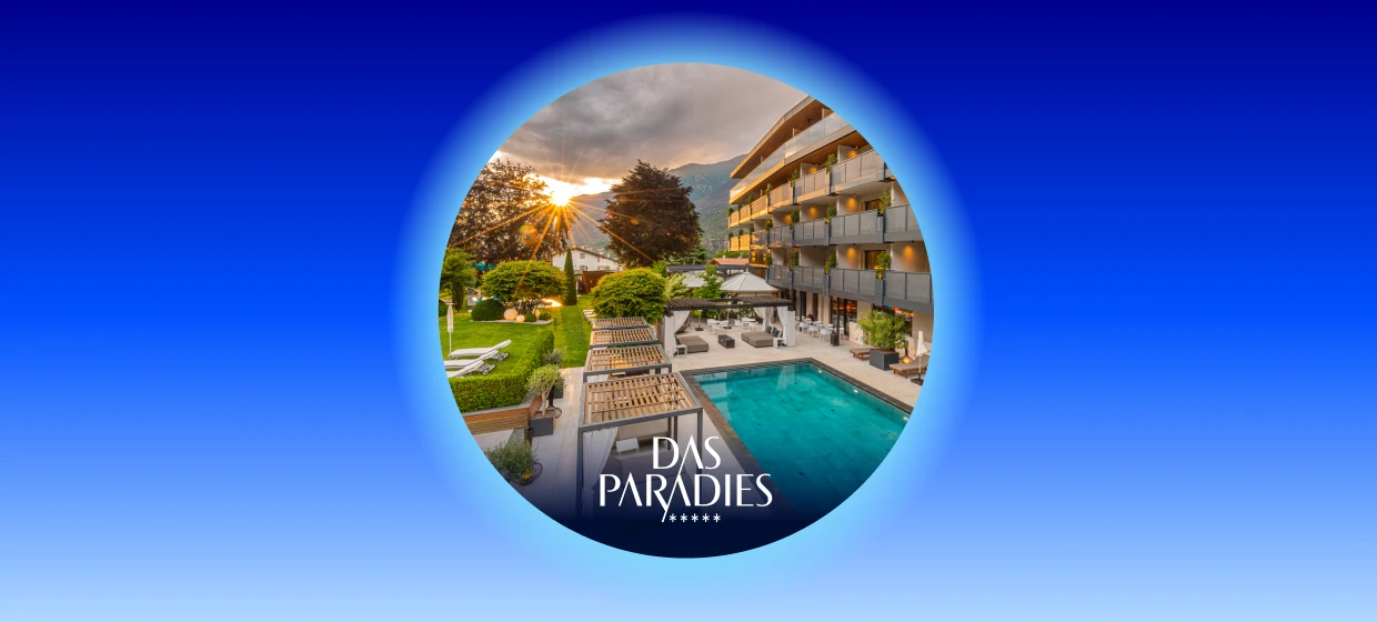  Moderner Hotelhof mit Pool, Liegen und Gartenbereich bei Sonnenuntergang, umgeben von Bäumen und mehrstöckigem Gebäude. 