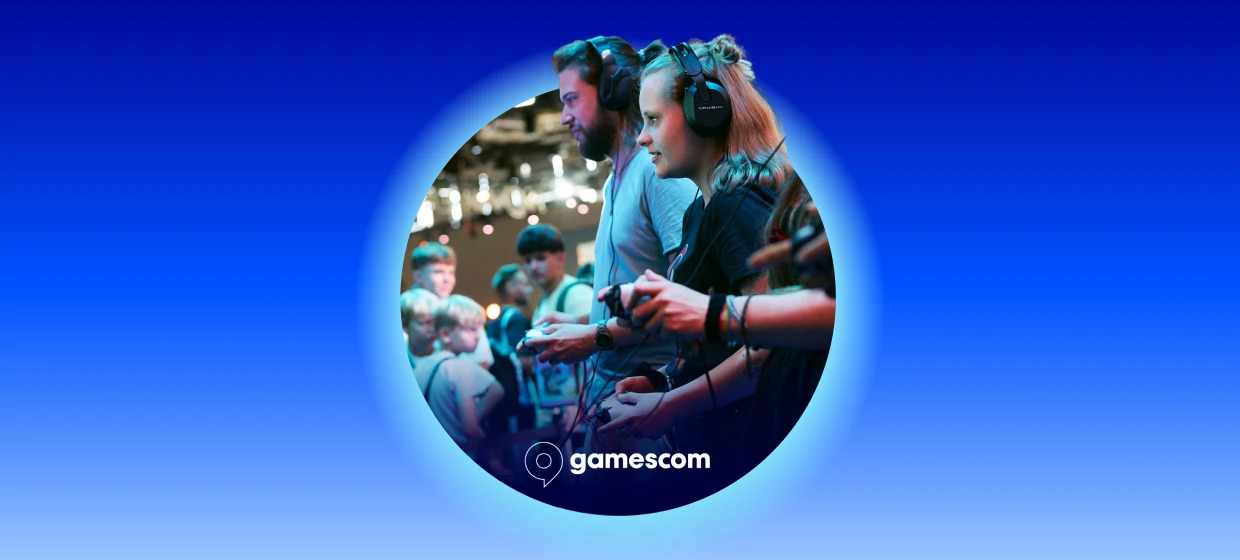  Ein Mann und eine Frau mit Gaming-Headset und Controllern spielen konzentriert, im Hintergrund erkennt man ein paar Leute die zusehen 