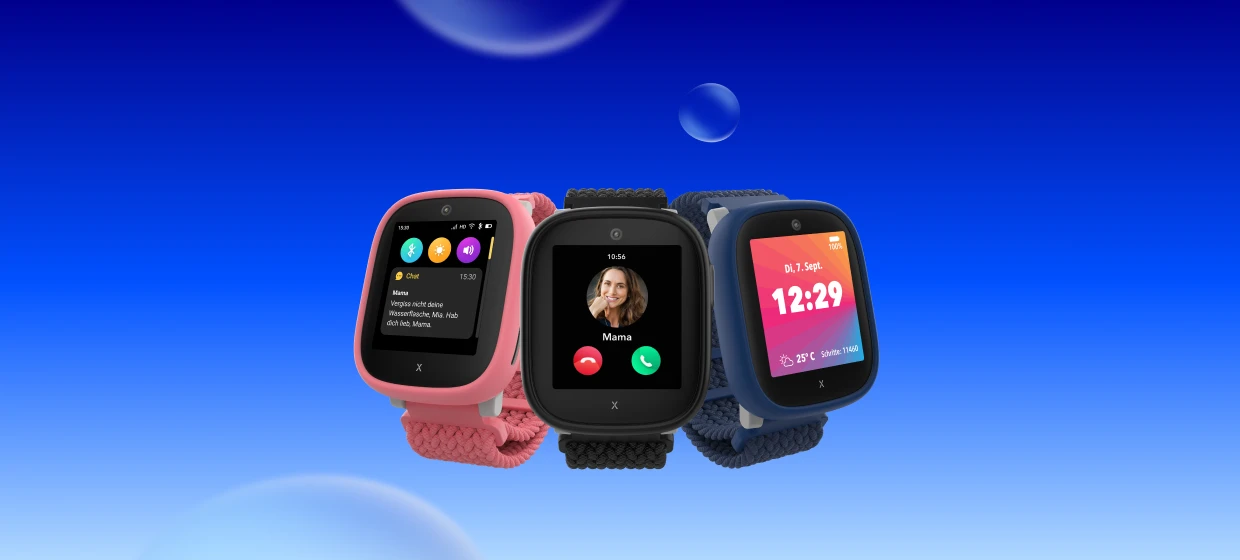  Drei Xplora X6 Play Kidswatches mit geflochtenen Armbändern in Rosa, Schwarz und Blau. Die Displays zeigen verschiedene Funktionen wie eine Chat-Nachricht, einen eingehenden Anruf von „Mama“ sowie Uhrzeit, Datum, Wetter, Schrittzahl und Akkustand. 