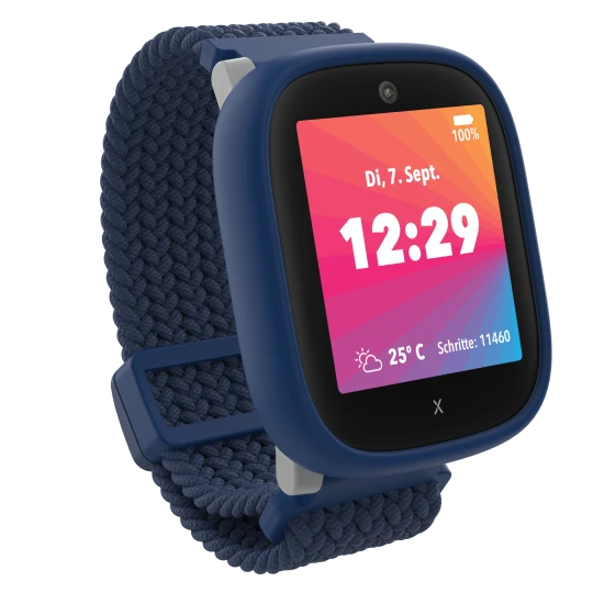  Blaue Kinder-Smartwatch zeigt Uhrzeit, Wetter und Schrittzähler. 