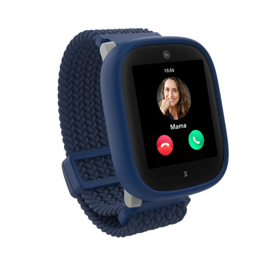  Blaue Kinder-Smartwatch zeigt einen eingehenden Anruf von Mama. 