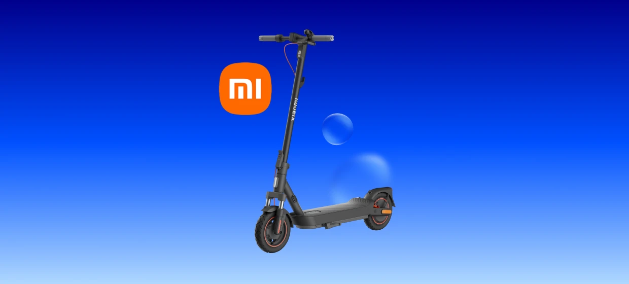 Seitenansicht des Xiaomi Electric Scooter 5 Max in der Farbe Schwarz. Darüber das Xiaomi-Logo. 