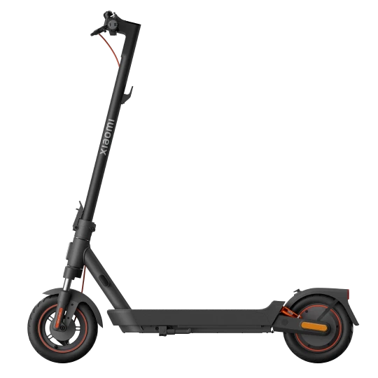 Gewinnspiel Xiaomi Seitenansicht des Xiaomi Electric Scooter 5 Max in der Farbe Schwarz. Auf dem Scooter ist Xiaomi zu lesen.