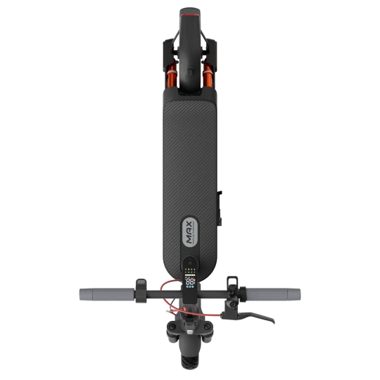 Gewinnspiel Xiaomi Der Xiaomi Electric Scooter 5 Max in der Farbe Schwarz von oben. Das in den Scooter integrierte Display ist zu sehen.