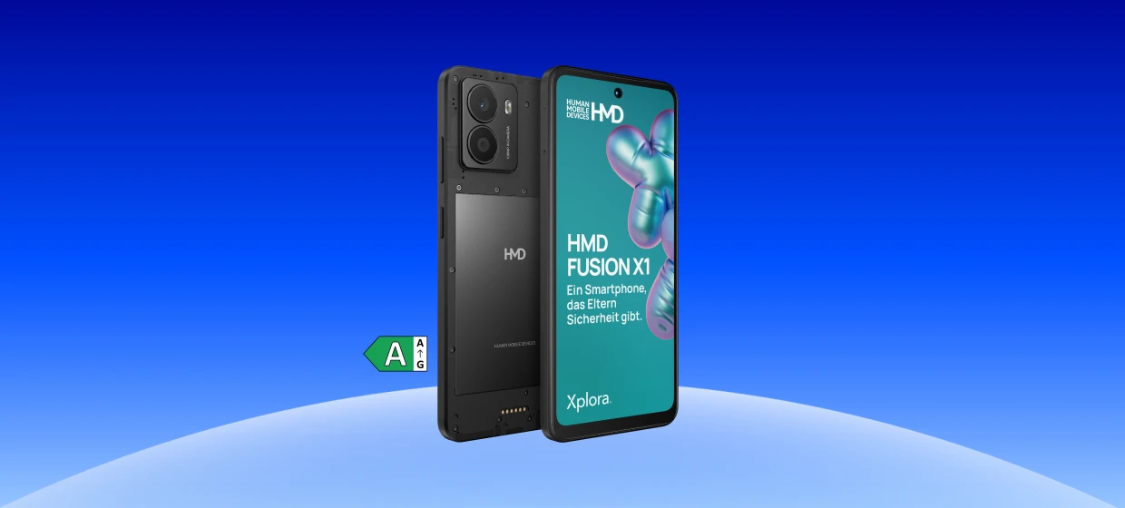  Werbegrafik auf blauem Hintergrund mit zwei HMD Xplora Fusion X1 Smartphones, eins zeigt die Rückseite in Schwarz, das andere die Vorderseite mit Display. 