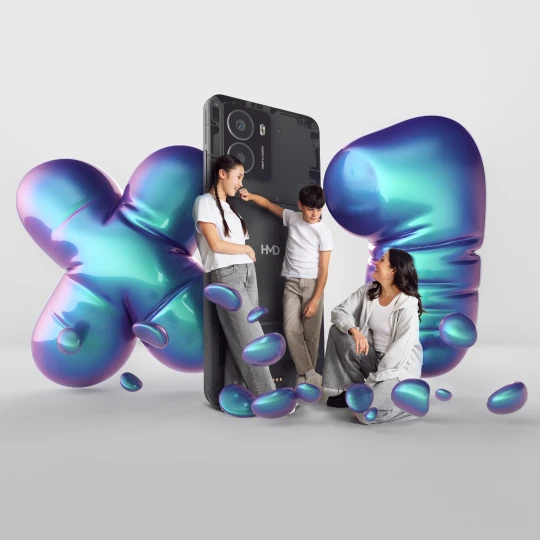 Gewinnspiel Technik Highlight September 2025 Drei junge Menschen in weißem Oberteil und grauer Hose posieren fröhlich um ein überdimensionales schwarzes Smartphone mit sichtbarer Rückkamera und „HMD“-Logo. Links und rechts des Telefons schweben große, glänzende, ballonartige Formen in Blau-Lila-Schimmer, die wie die Zeichen „X“ und „1“ aussehen. Kleine schwebende Tropfen in denselben Farben umgeben die Szene.