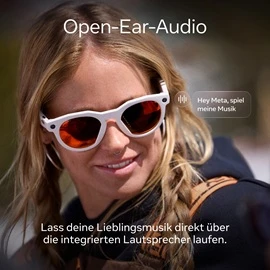  Eine Frau trägt eine weiße Sonnenbrille mit roten Gläsern und integriertem Lautsprecher. Auf dem Bild steht der Text „Open-Ear-Audio“ sowie „Hey Meta, spiel meine Musik“. Unten wird erklärt, dass Musik direkt über die eingebauten Lautsprecher abgespielt werden kann. 