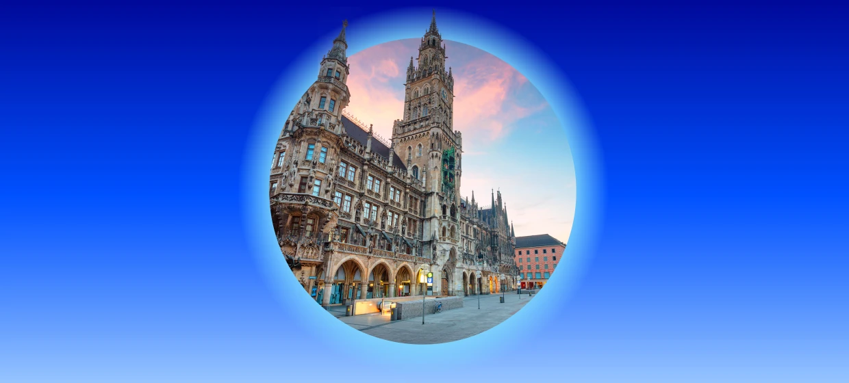  Historisches Rathaus mit Glockenturm und Platz in München bei Sonnenaufgang 