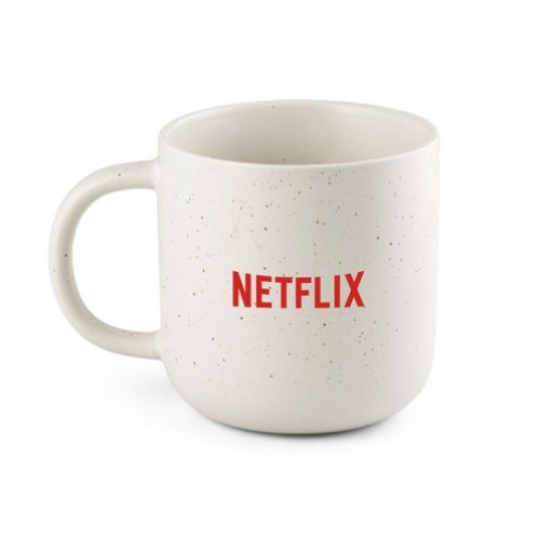 Weiße Kaffeetasse mit rotem „Netflix“-Logo.