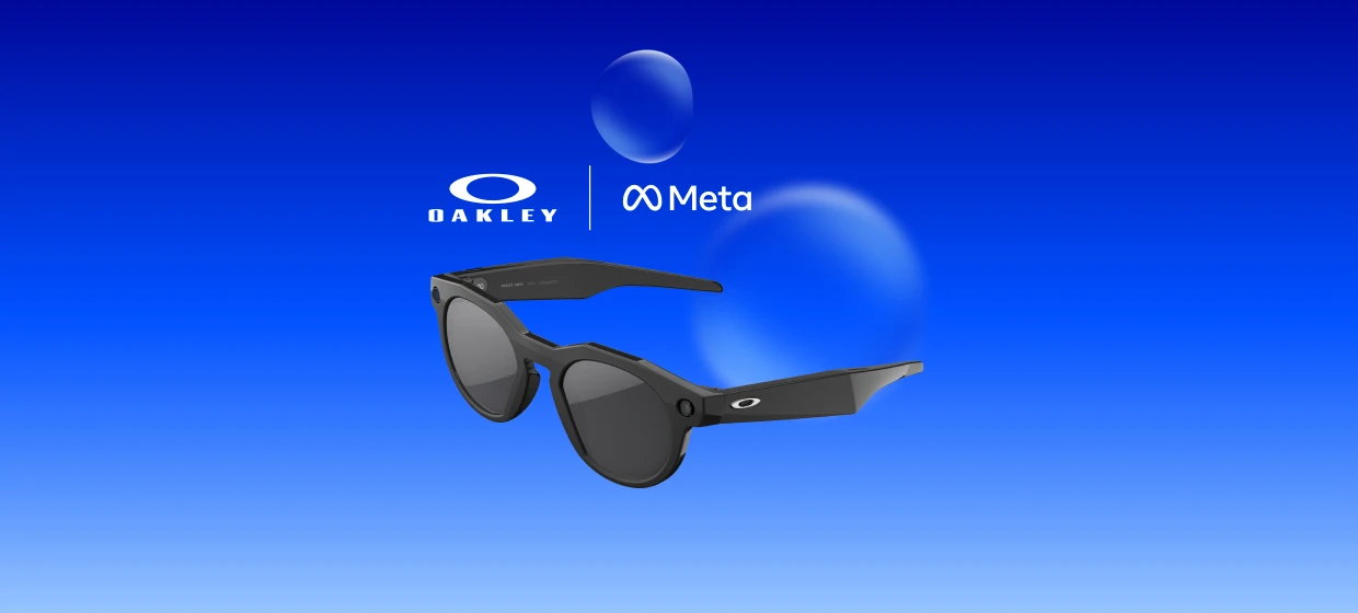  Schwarze Oakley Sonnenbrille auf blauem Hintergrund
