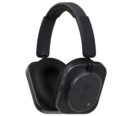  Seitenansicht des Nothing Headphone (1) in Schwarz mit zwei sichtbaren Tasten. Verdeutlicht wird das transparente Design des Kopfhörers. 