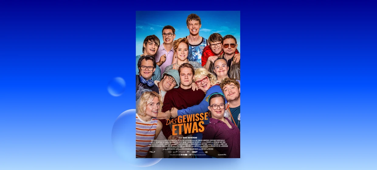  Filmplakat zu „Das gewisse Etwas“. Vor einem blauen Himmel ist eine große Gruppe von etwa 14 Erwachsenen für ein Gruppenfoto. Die meisten lächeln. Im unteren Bildbereich steht der Filmtitel „Das gewisse Etwas“, darunter sind Regieangabe, Mitwirkende und weitere Produktionsinformationen aufgeführt. 