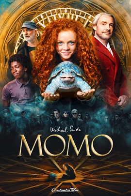 Plakat des Films MOMO, welches aus drei Ebenen besteht. In der oberen Hälfte mittig ein Mädchen und eine Schildkröte, um sie herum drei Personen. Darunter mehrere Personen in dunkler Kleidung. Darunter erneut das Mädchen und die Schildkröte. Beide sitzen auf einer Uhr. Über dem Filmtitel der Name Michael Ende. Unten auf dem Plakat das Logo Constantin Film.