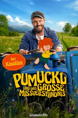 Filmplakat zu Pumuckl und das große Missverständnis: Eine Person sitzt auf einem alten blauen Traktor vor einer sommerlichen Wiesen und Berglandschaft. Auf dem Traktor sitzt zudem die gezeichnete Koboldfigur Pumuckl, die fröhlich wirkt und sich nach vorn lehnt. Im unteren Bereich steht der gelbe Filmtitel Pumuckl und das große Missverständnis in verspielter Schrift, daneben ein rotes Siegel mit dem Hinweis ‚Der Kinofilm‘.