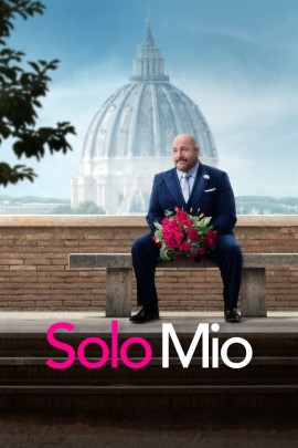 Filmplakat zu „Solo Mio“ mit einem Mann im hellen Anzug, der allein vor einer sonnigen italienischen Küstenkulisse steht. Im Hintergrund sind das blaue Meer, felsige Ufer und mediterrane Gebäude zu sehen.