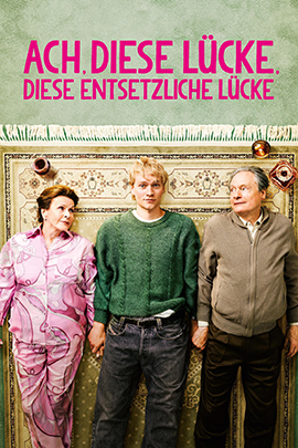 Filmplakat zu „Ach, diese Lücke, diese entsetzliche Lücke“: Zu sehen ist eine schlichte, theaterhaft wirkende Komposition mit Fokus auf den Filmtitel und die zentrale Figur bzw. das zentrale Motiv. Die Gestaltung wirkt reduziert und pointiert, mit ruhiger Farbgebung und einer leicht melancholischen, zugleich humorvollen Anmutung.